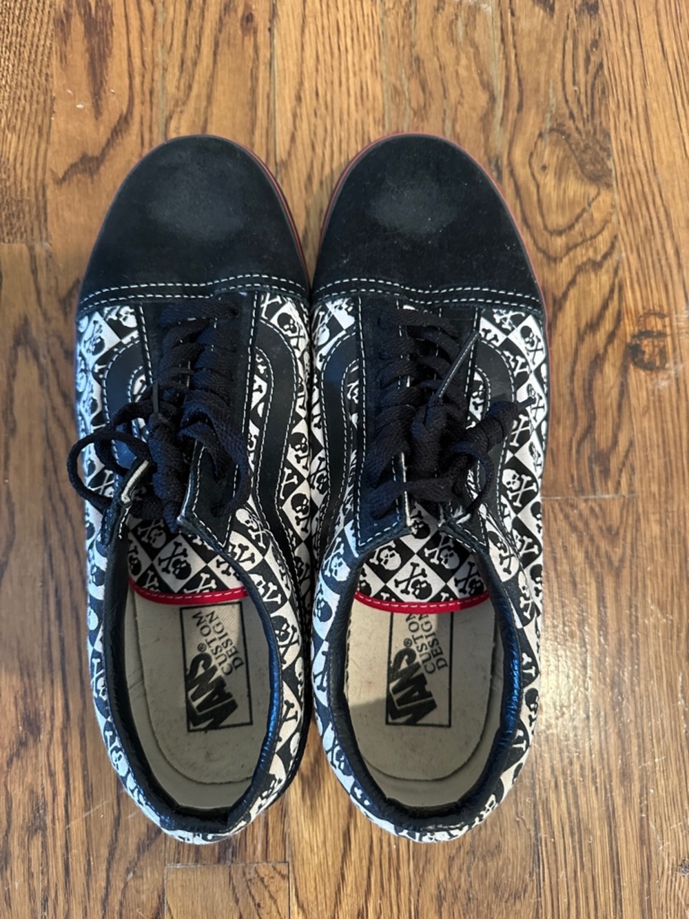 Vans Black and White Skull Pattern Low-Top Sneakers, red trim. Men’s size 10.